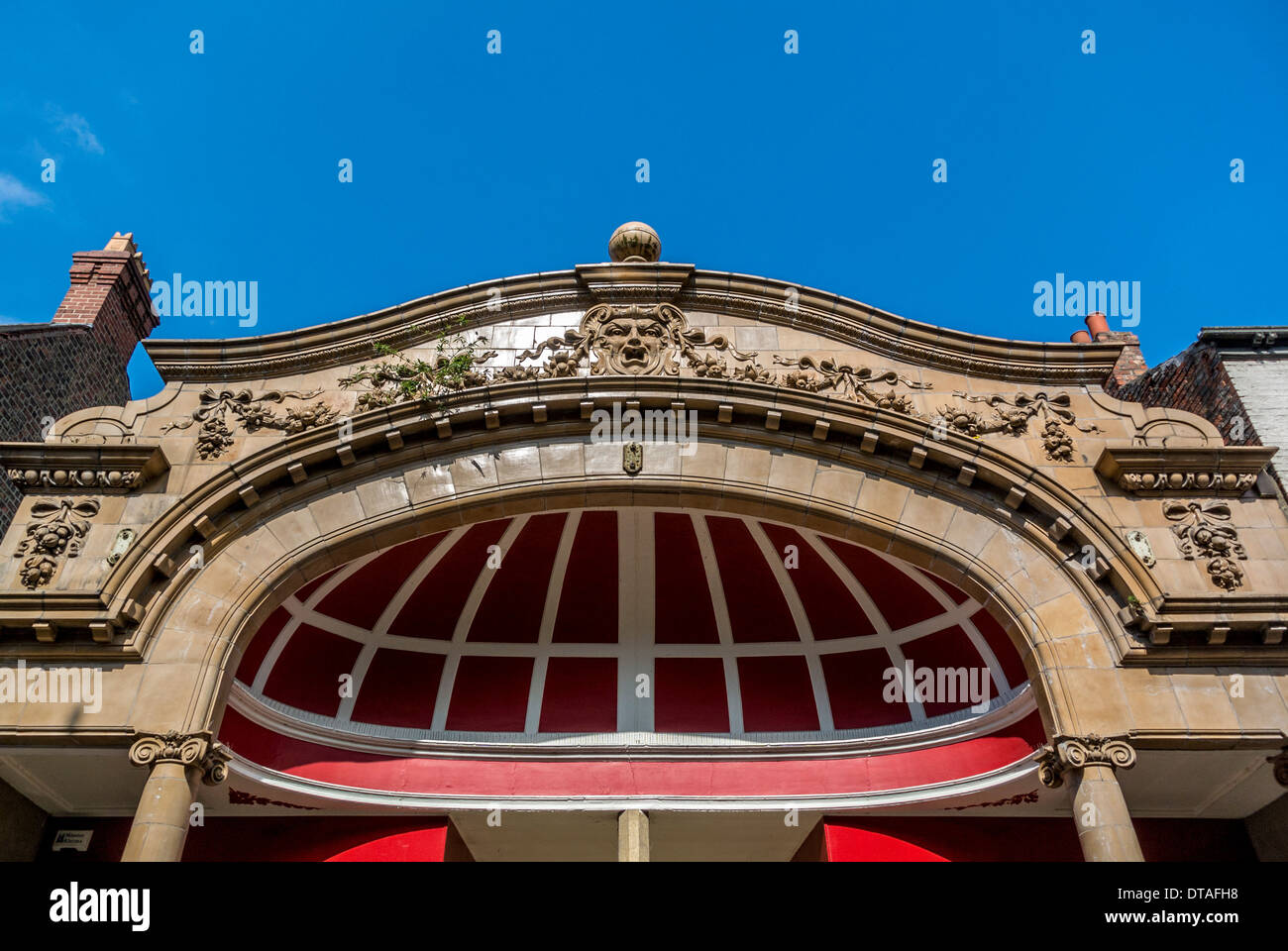 Kunstvolle Fassade einer an der Klasse II gelisteten Ladenfront in Fossgate, York. Stockfoto