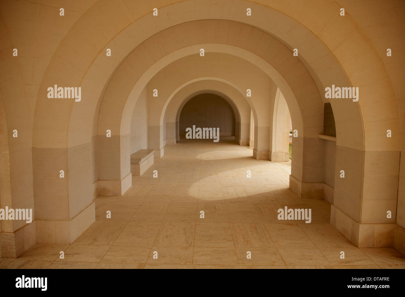 Eine aus mehreren Open-Air-Hallen mit den Namen der Alliierten tot vom Kampf während des zweiten Weltkriegs bei El Alamein, Ägypten. Stockfoto