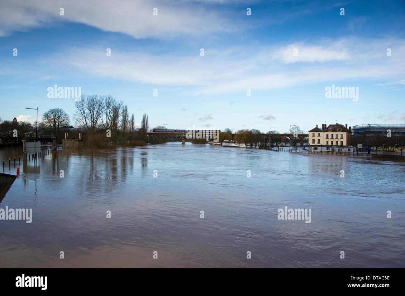 Worcester, UK. 13. Februar 2014. Den Fluss Severn bei Worcester übertraf die Rekord Flut Ebenen 2007 5,67 m (18ft 7 innen) am 13. Februar 2014 erreichen. Mit der wichtigsten Stadtzentrum Straße Brücke für den Verkehr gesperrt für mehrere Tage als Vorsichtsmaßnahme nur Eisenbahn Brücke noch im Einsatz. Eine erste große Western Klasse 150 Sprinter überquert den Fluss Severn an seiner Spitze auf 13. Februar 2014 Worcester Foregate Street mit einem Great Malvern Brighton Dienst nähert. Meteorologen prognostizieren mehr nassen und windigen Wetter zu kommen. Bildnachweis: Fraser Pithie/Alamy Live-Nachrichten Stockfoto