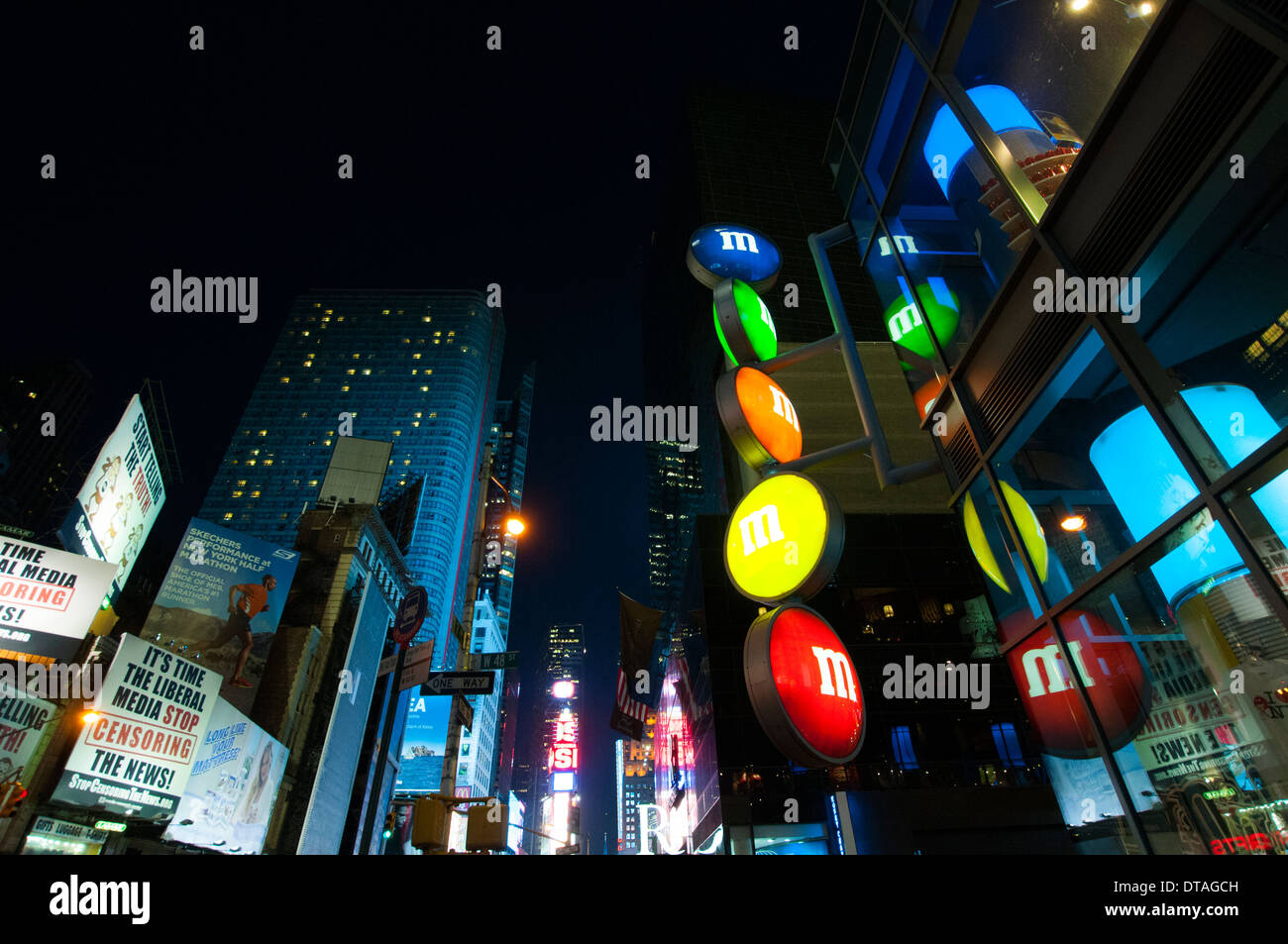 7th Avenue bei Nacht, Times Square New York City USA Stockfoto