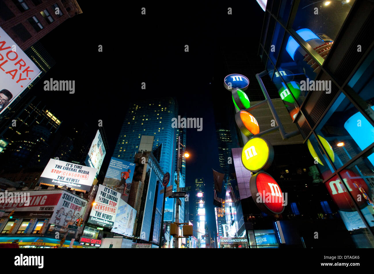 7th Avenue bei Nacht, Times Square New York City USA Stockfoto