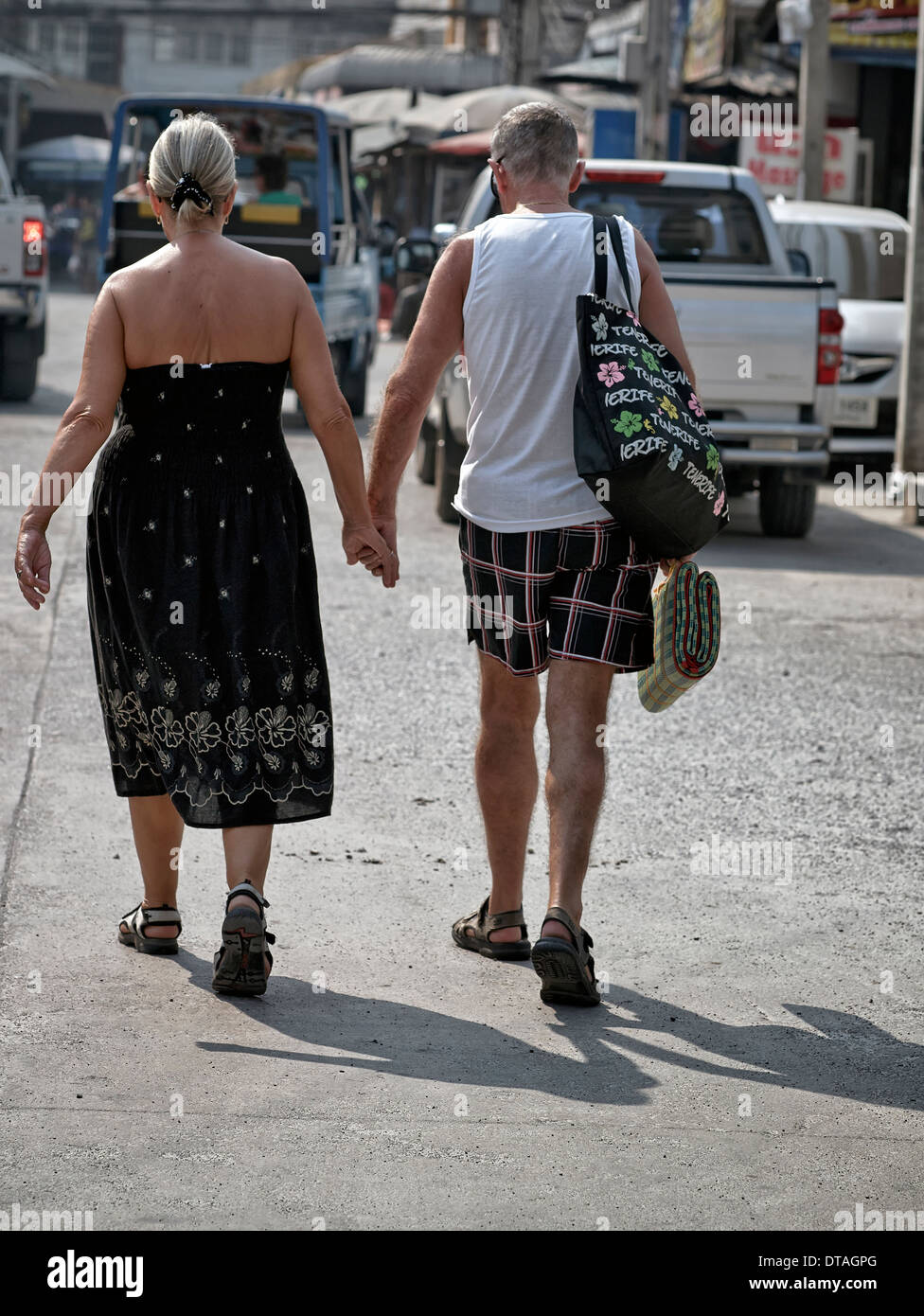 Älteres paar liebevoll Hand in Hand beim gehen. Stockfoto