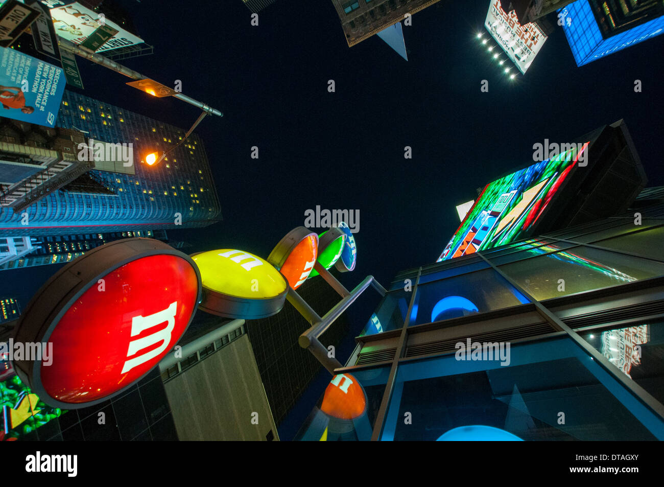 Blickte zu Wolkenkratzern bei Nacht, Times Square New York City USA Stockfoto