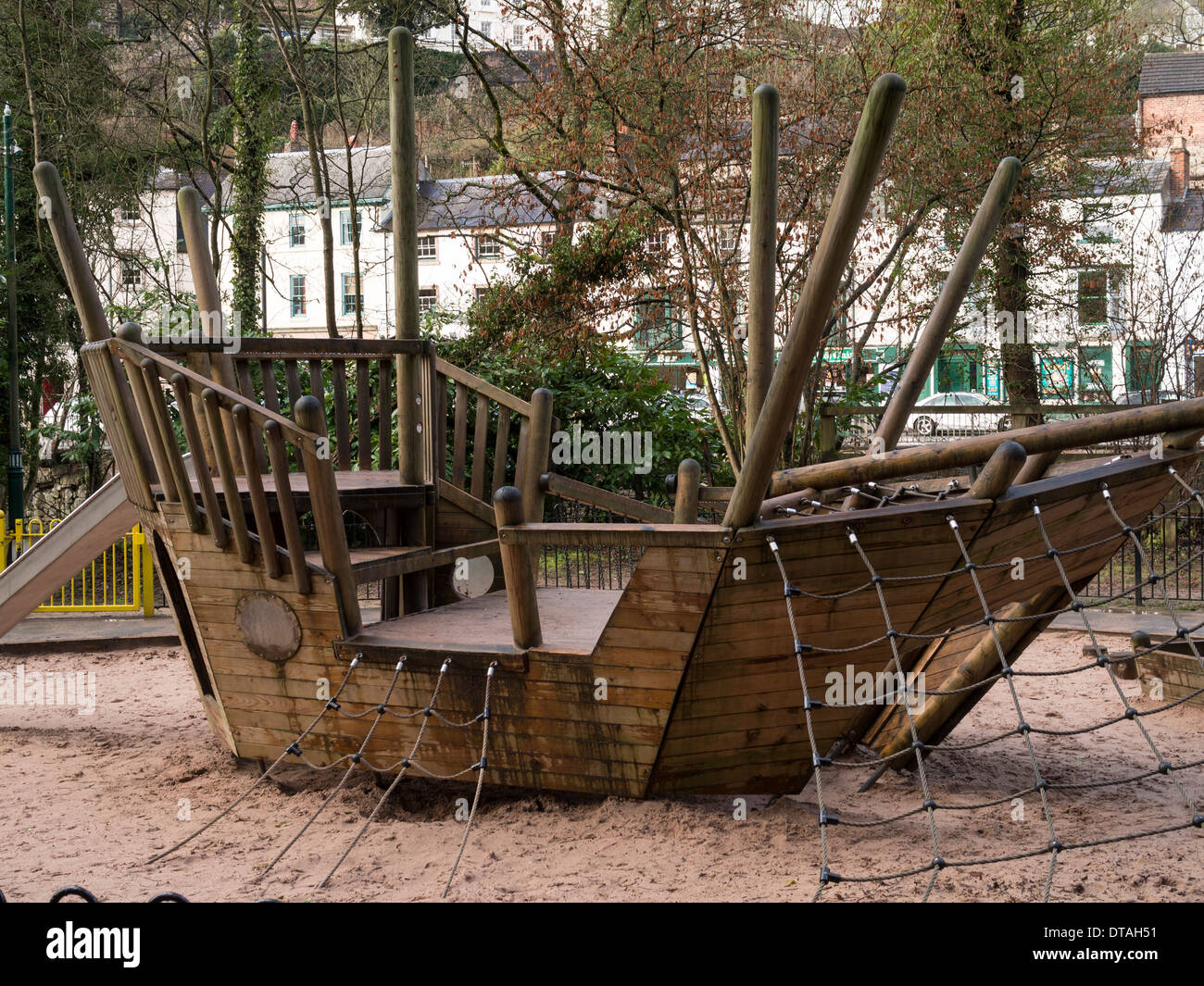 Kinder spielen Bereich Modell Schiff Matlock Derbyshire uk Klettern Abenteuer Bewegung Kinder Natur Holz hölzern Stockfoto