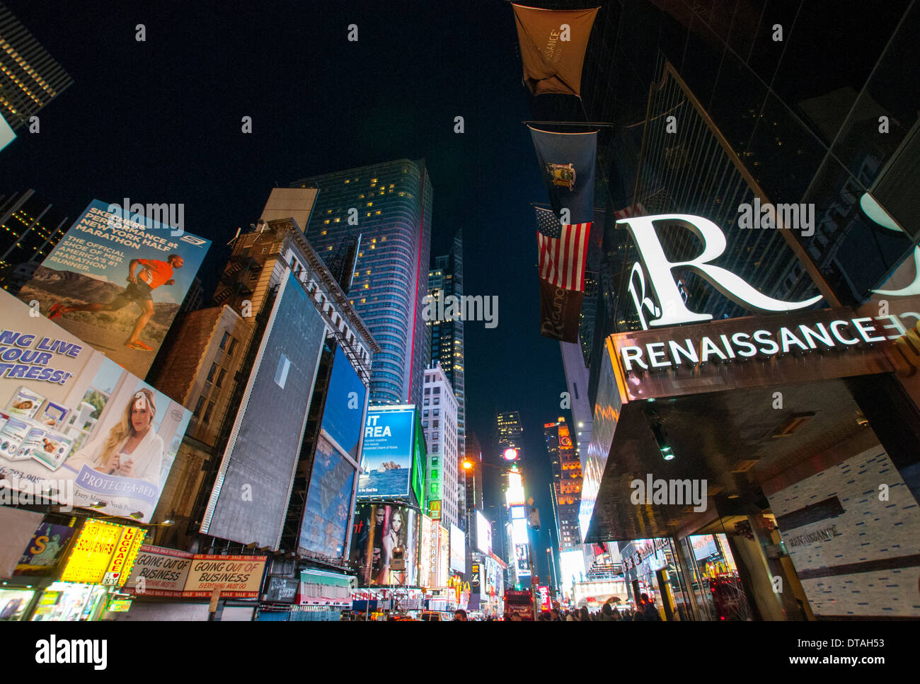 7th Avenue bei Nacht, Times Square New York City USA Stockfoto