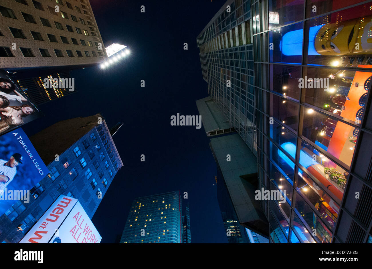 7th Avenue bei Nacht, Times Square New York City USA Stockfoto