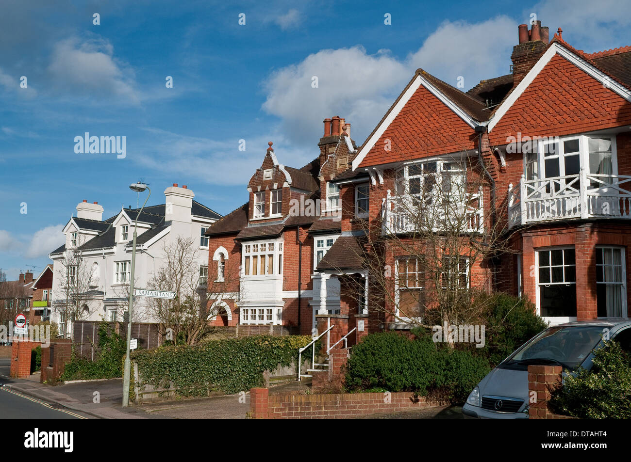 Häuserzeile in Church Road, Leatherhead, Surrey, England, UK Stockfoto