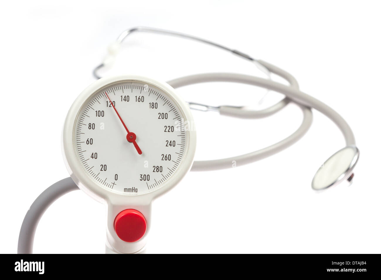 Manometer einer Blutdruckmanschette zeigt mit einem Stethoskop im  Hintergrund isoliert auf weißem Hintergrund Stockfotografie - Alamy