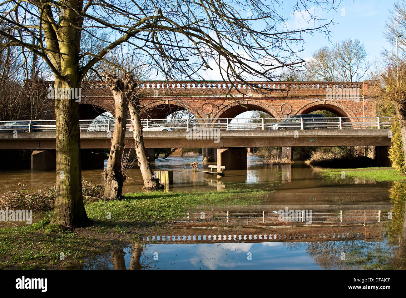 Überschwemmung des Flusses Mole an der viktorianischen Eisenbahnbrücke und moderne Straßenbrücke, Leatherhead, Surrey, England, UK Stockfoto