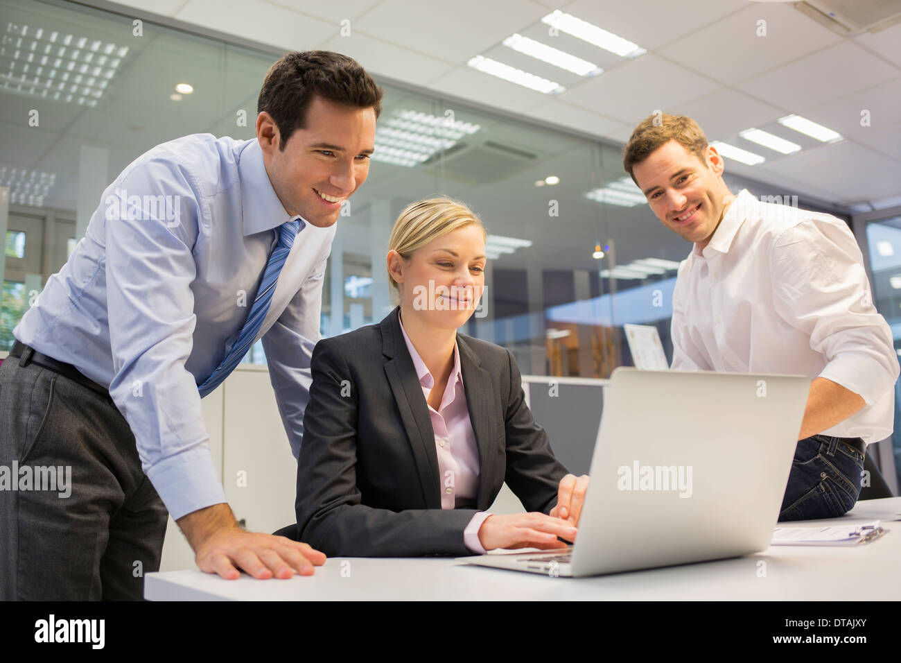 Fröhlich Business-Team arbeiten am Computer im Büro Stockfoto