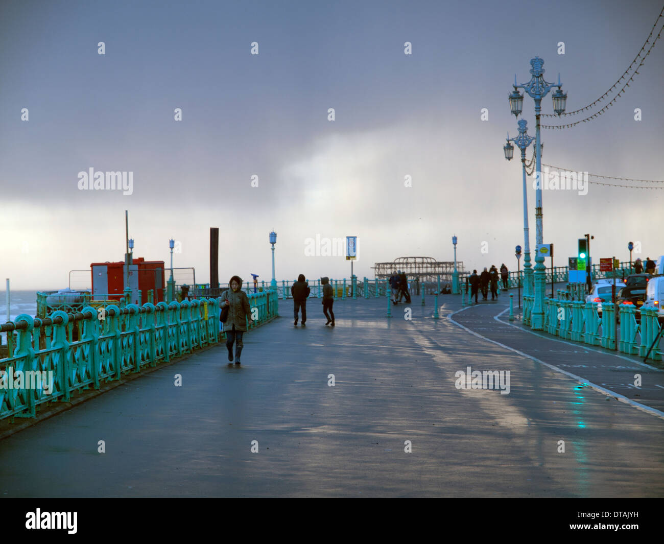 Ein nasser Tag auf dem breiten Bürgersteig vor Brighton Seafront Stockfoto