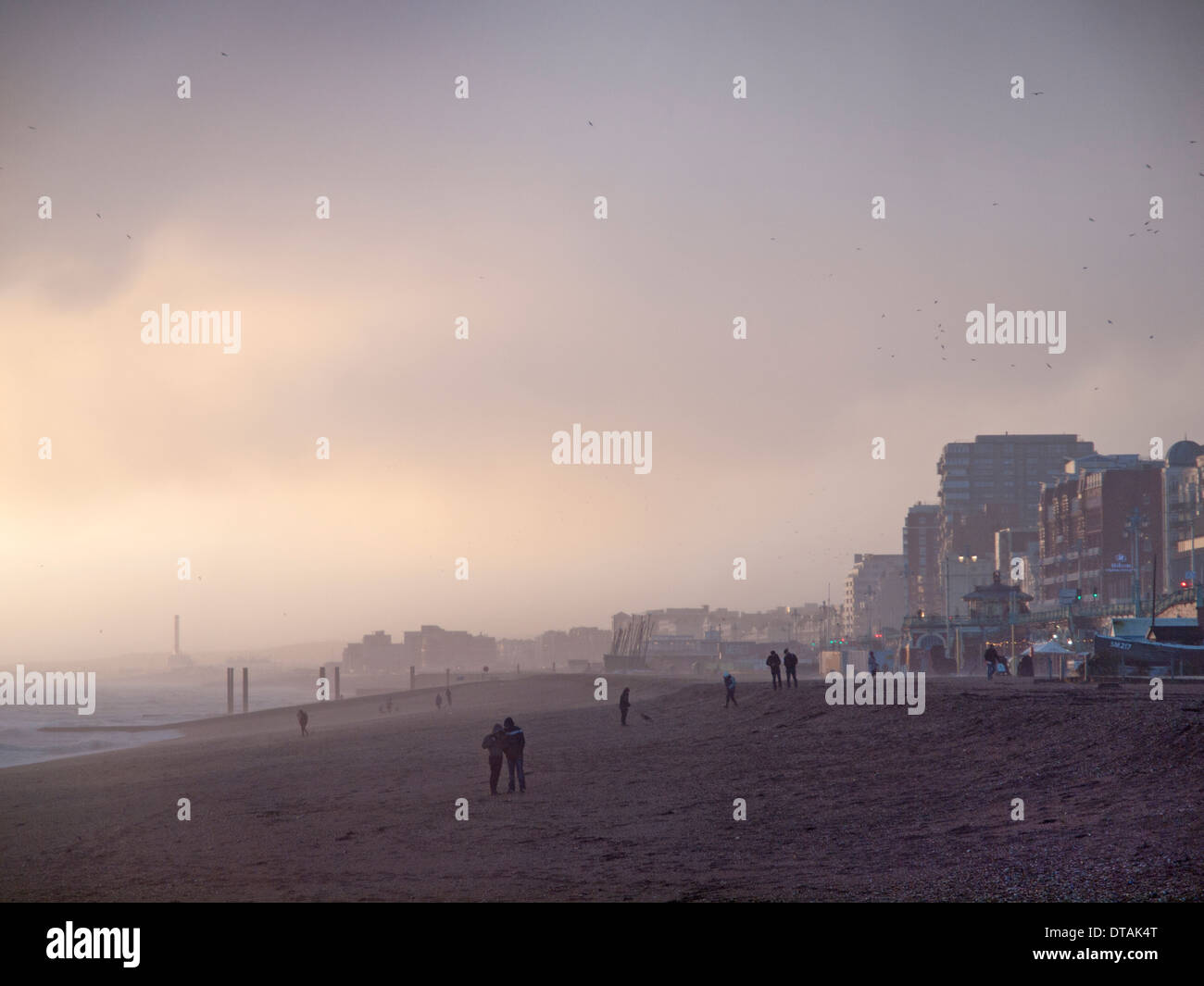 Ein nass und nebelig Tag am Strand in Brighton Stockfoto