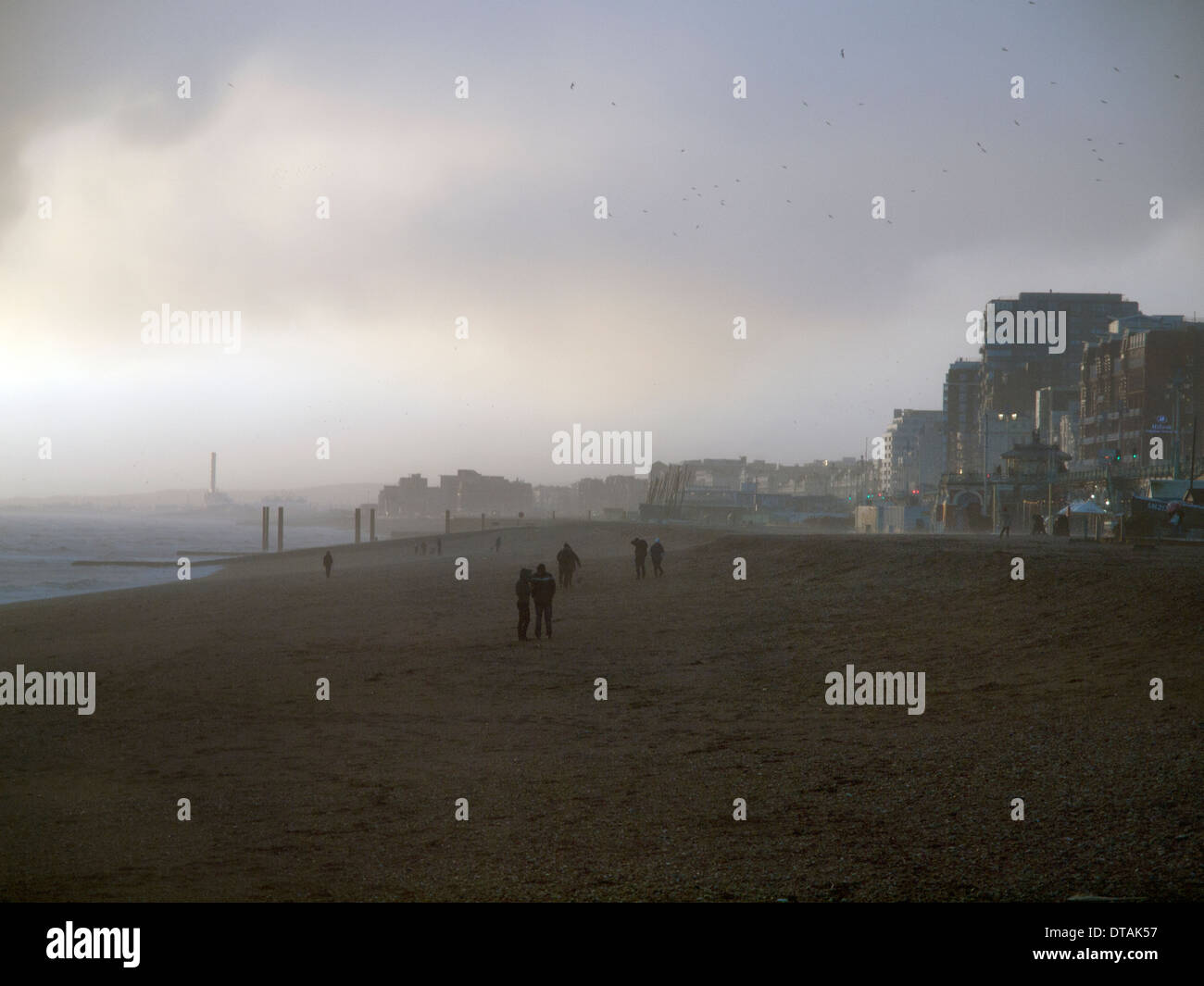 Ein nass und nebelig Tag am Strand in Brighton Stockfoto