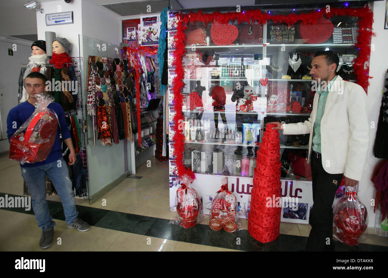 Jerusalem, Jerusalem, Palästina. 13. Februar 2014. Eine palästinensische Hersteller zeigt Geschenk in seinem Laden vor Valentinstag in Jerusalem am 13. Februar 2014. Valentinstag ist zunehmend beliebt bei jüngeren Palästinenser, von denen viele die Gewohnheit des Gebens Karten, Schokolade und Geschenke für ihre liebsten aufgegriffen haben, zur Feier des Tages Credit: Saeed Qaq/APA Images/ZUMAPRESS.com/Alamy Live News Stockfoto