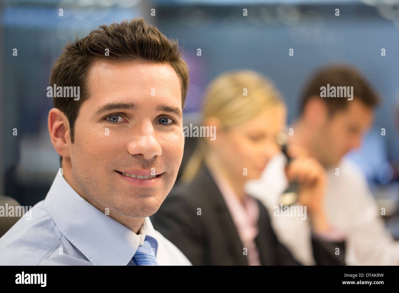 Porträt von lächelnden schönen Geschäftsmann in Büro, Kamera suchen Stockfoto