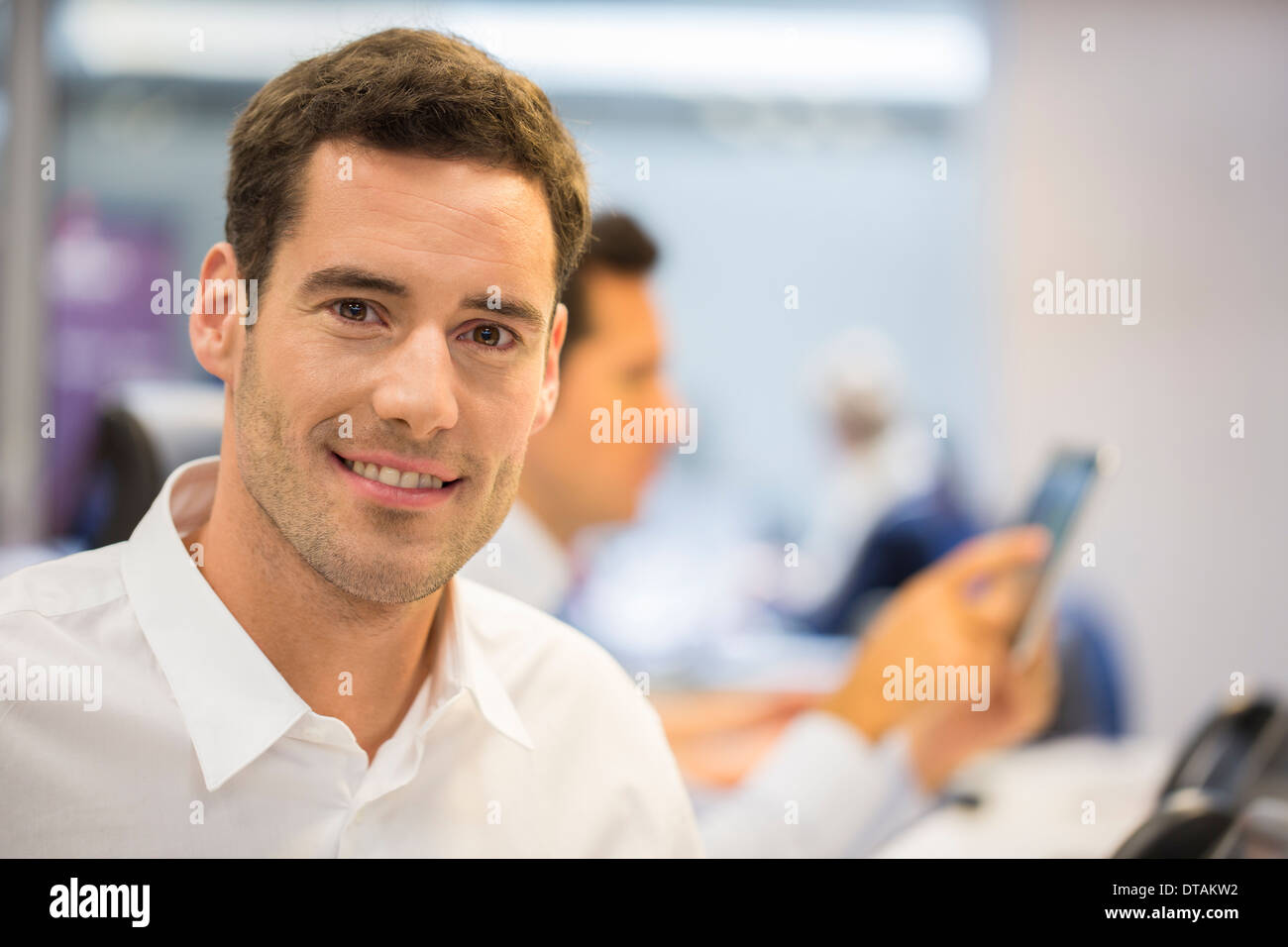 Porträt von fröhlichen Geschäftsmann im Büro, auf der Kamera Suche Stockfoto