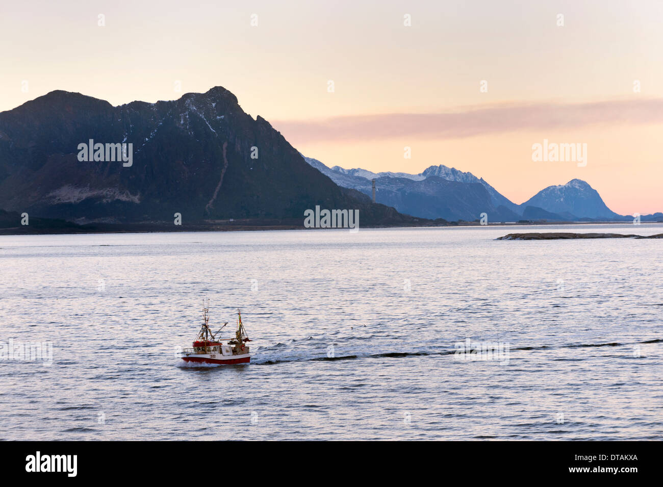 Winter-Szene mit Fischerboot vor der norwegischen Küste in der Nähe des Dorfes Ørnes, Nordland County, Norwegen Stockfoto