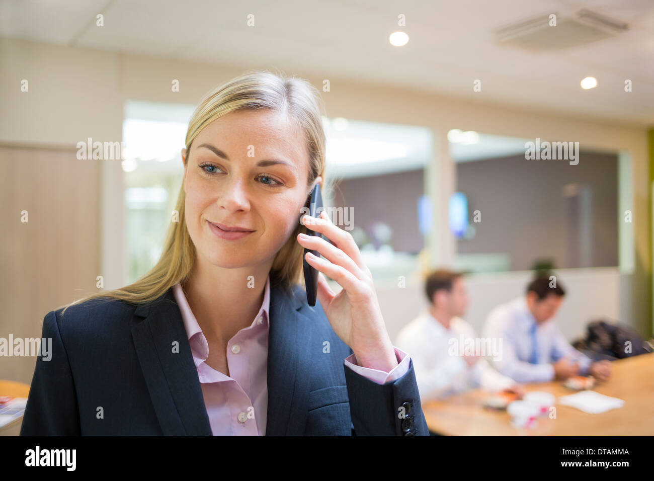 Geschäftsfrau in ihrem Büro telefonieren Stockfoto