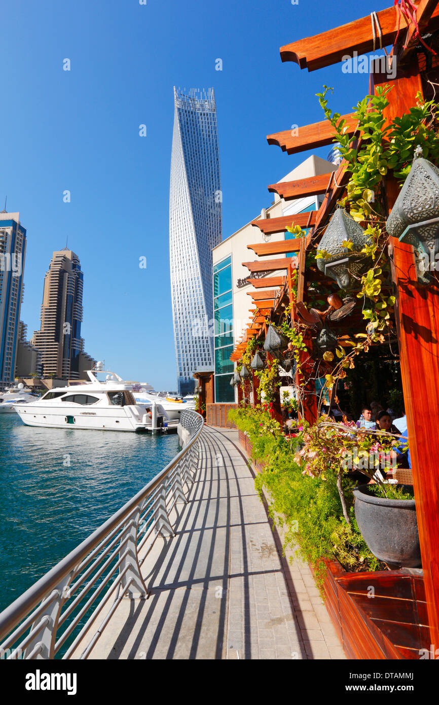Dubai Marina, Restaurant und twisted Tower auf der Rückseite Stockfoto
