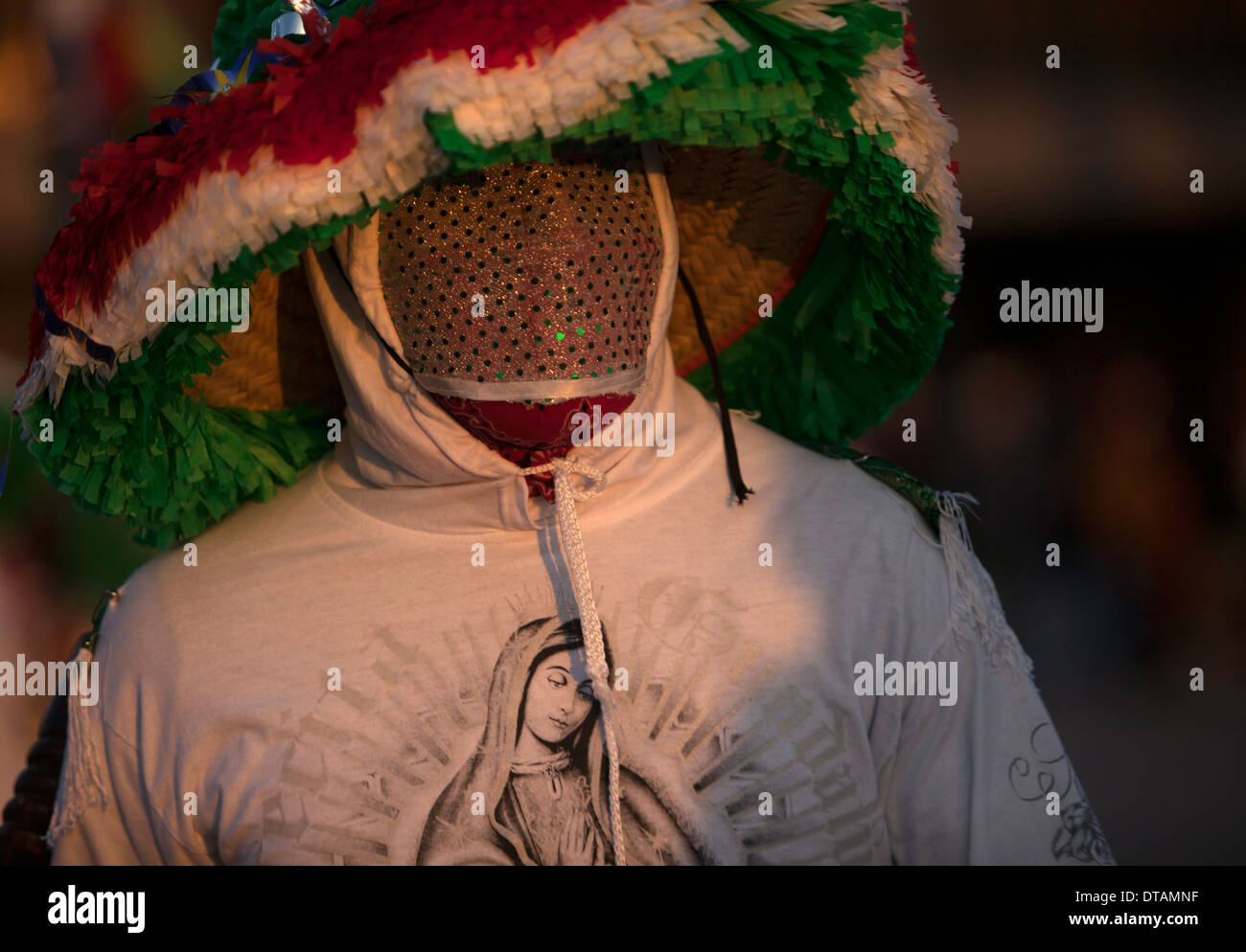 Eine Tänzerin trug ein t-Shirt mit dem Bild der Muttergottes von Guadalupe und ein Maskentänze an die Wallfahrt zu unserer lieben Frau von Gualupe Stockfoto