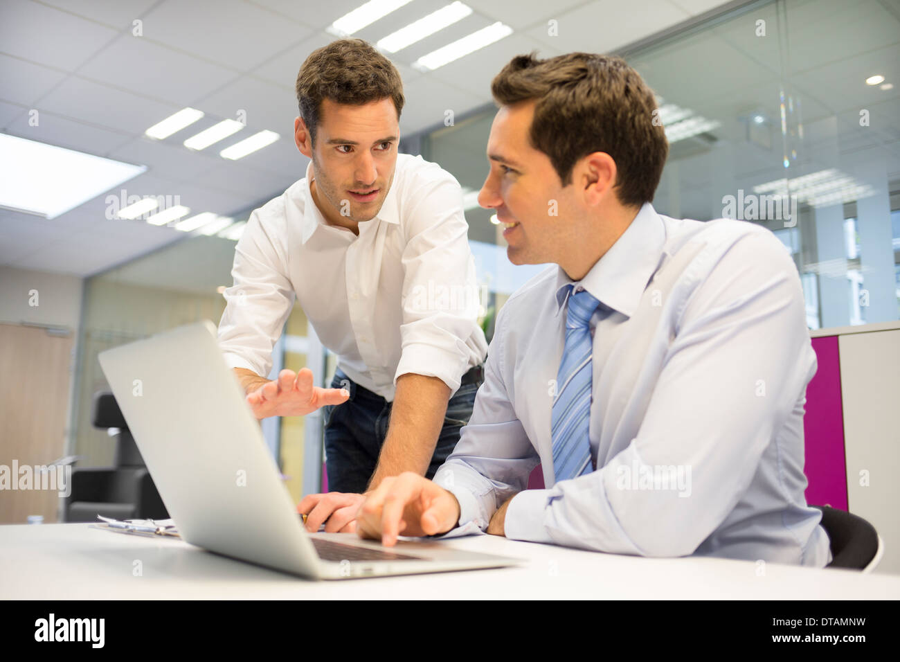 Zwei Unternehmer arbeiten am Computer im Büro Stockfoto