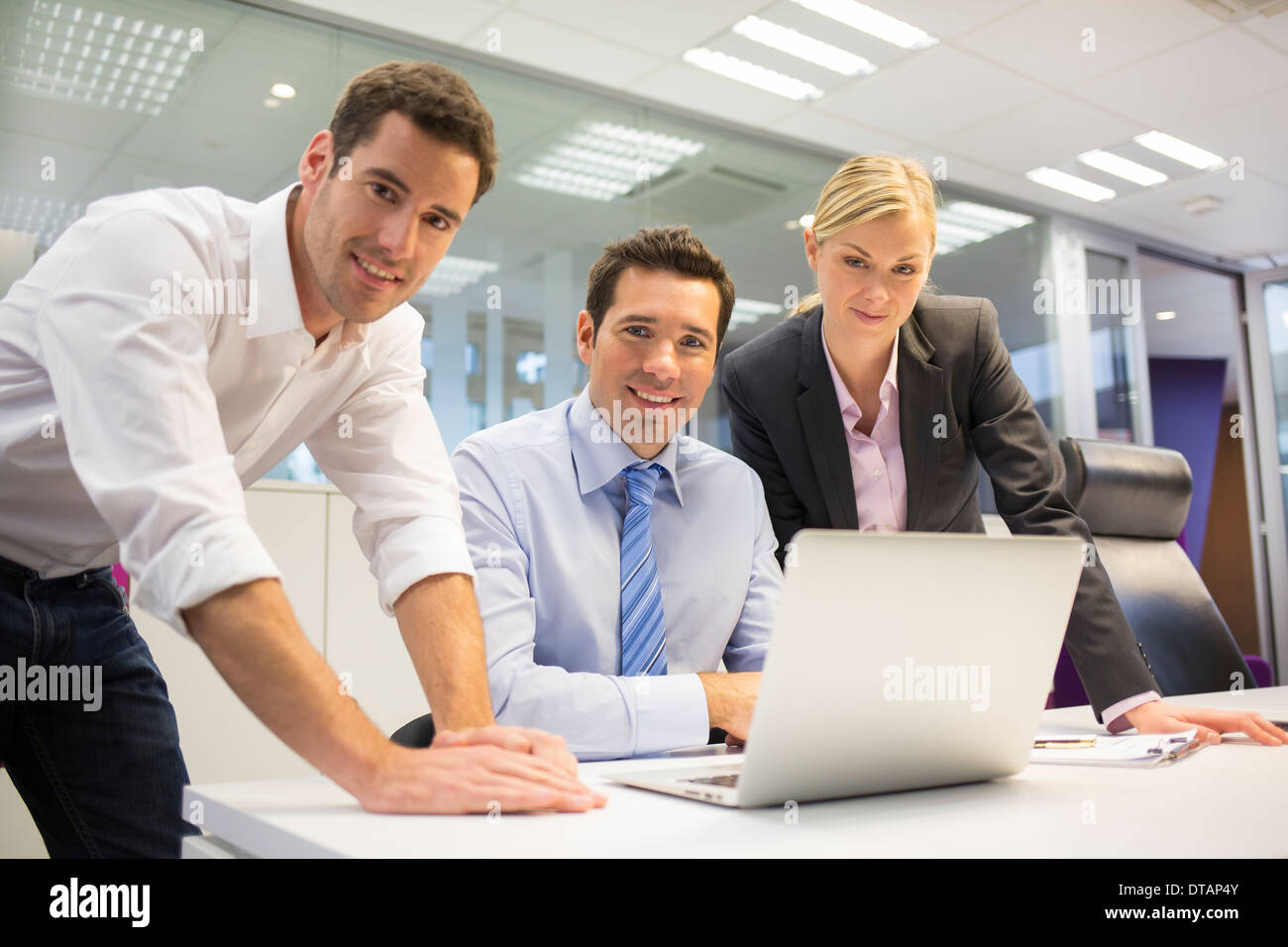 Weiblich männlich Computer Schreibtisch arbeiten coworking Stockfoto