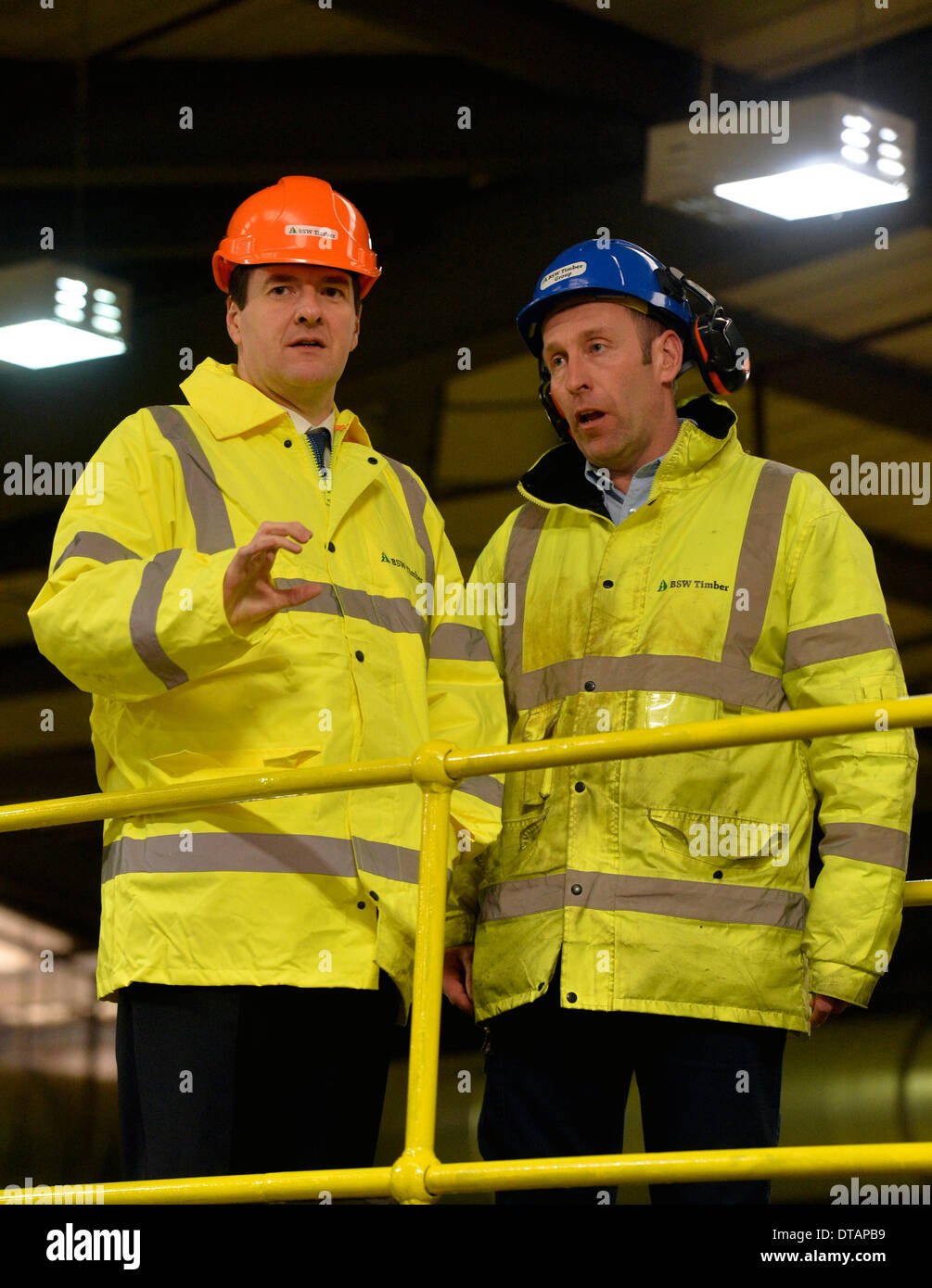 Fracht, Cumbria. 13. Februar 2014. Der Schatzkanzler George Osborne MP Besuche der BSW Timber Sägewerk bei Cargo, Carlisle. Herr Osborne tourte die Carlisle-Mühle wie BSW Timber offenbart, dass sie bei ihrer Carlisle und Dalbeattie Sägewerke 60 neue Arbeitsplätze schufen. George Osborne MP (links) Chats mit BSW-Mitarbeiter Mark Smith: 13. Februar 2014 STUART WALKER Stuart Walker Fotografie 2014 Credit: STUART WALKER/Alamy Live News Stockfoto