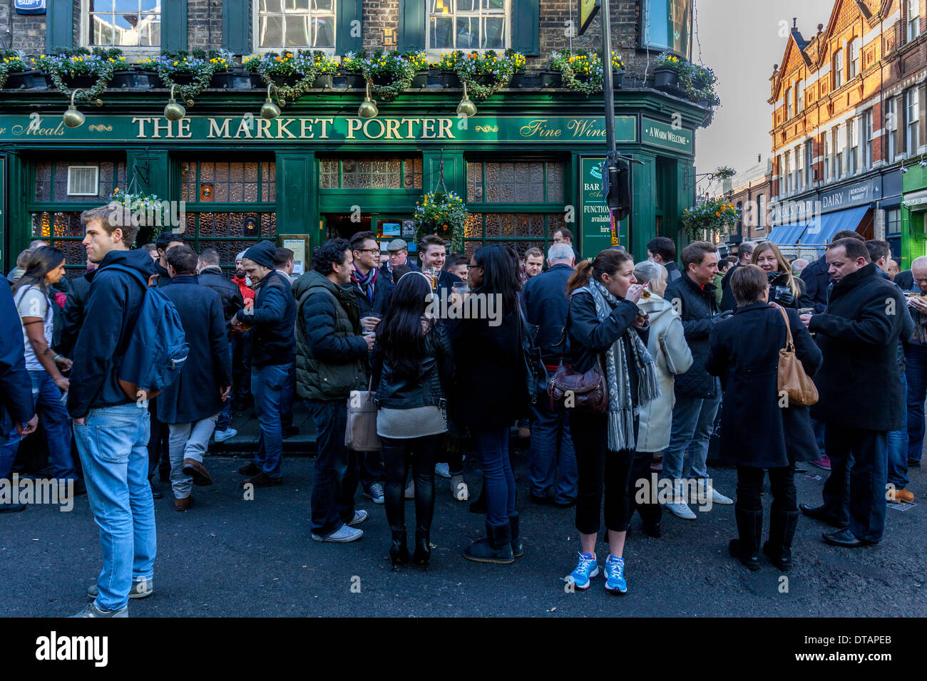 Menschen trinken außerhalb der Markt Porter Pub, Borough Market, London, England Stockfoto