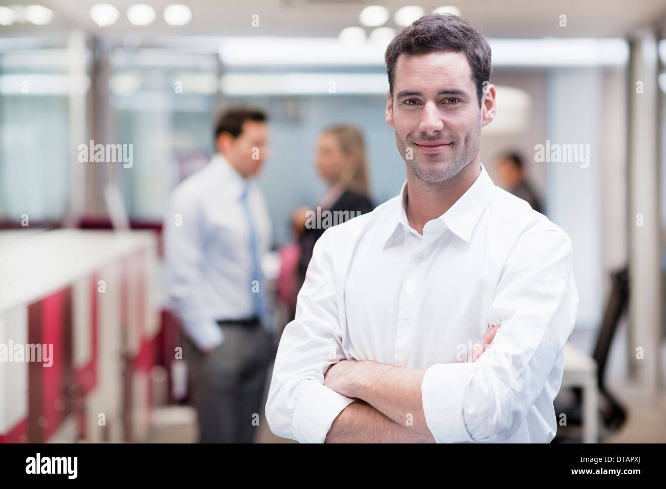 Porträt von lächelnden schönen Geschäftsmann in Büro, Kamera suchen Stockfoto