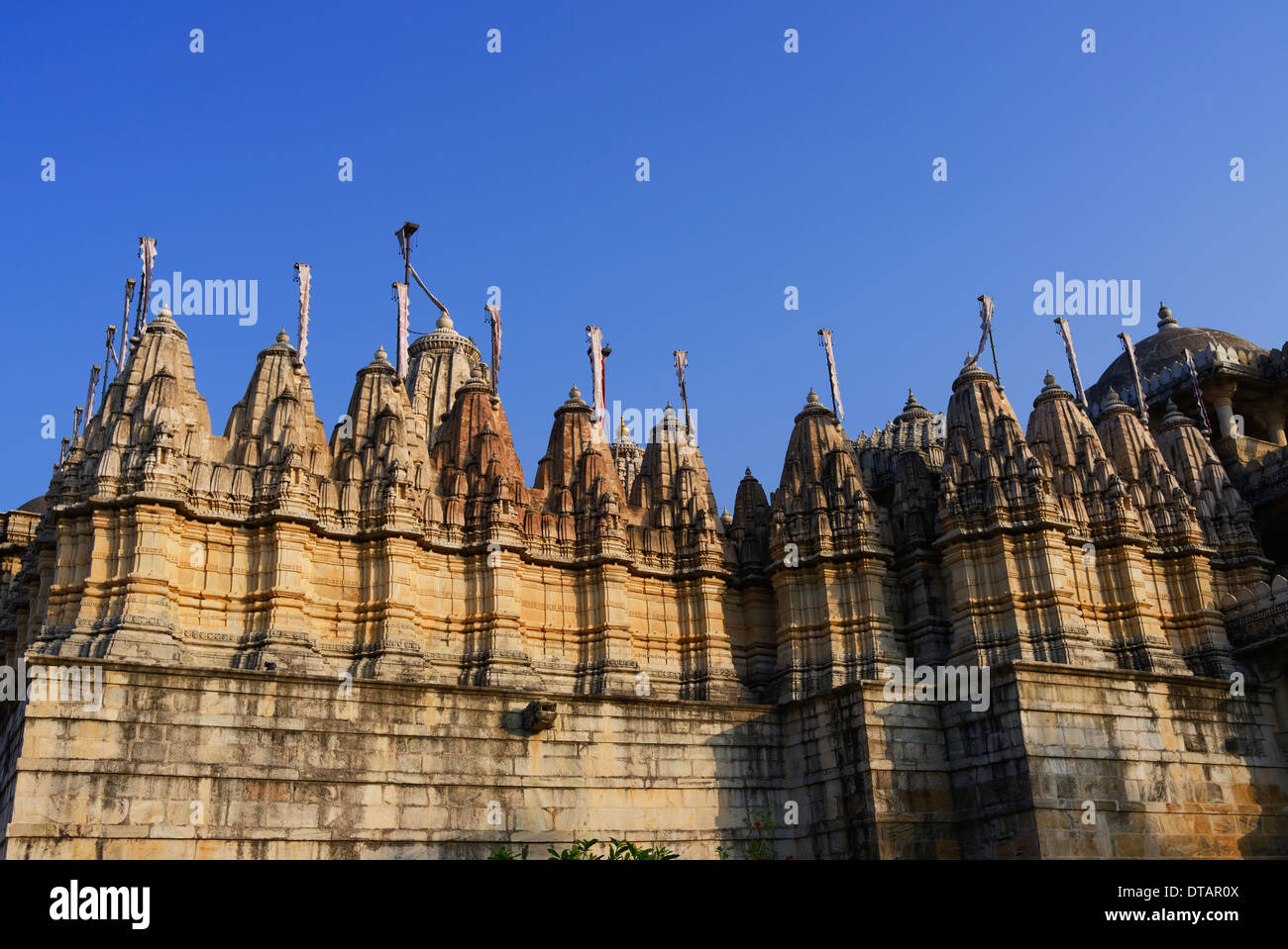 Ranakpur Tempel des Jainismus bekannt für ihre geschnitzten Säulen und historische Architektur, Rajasthan Indien. Stockfoto