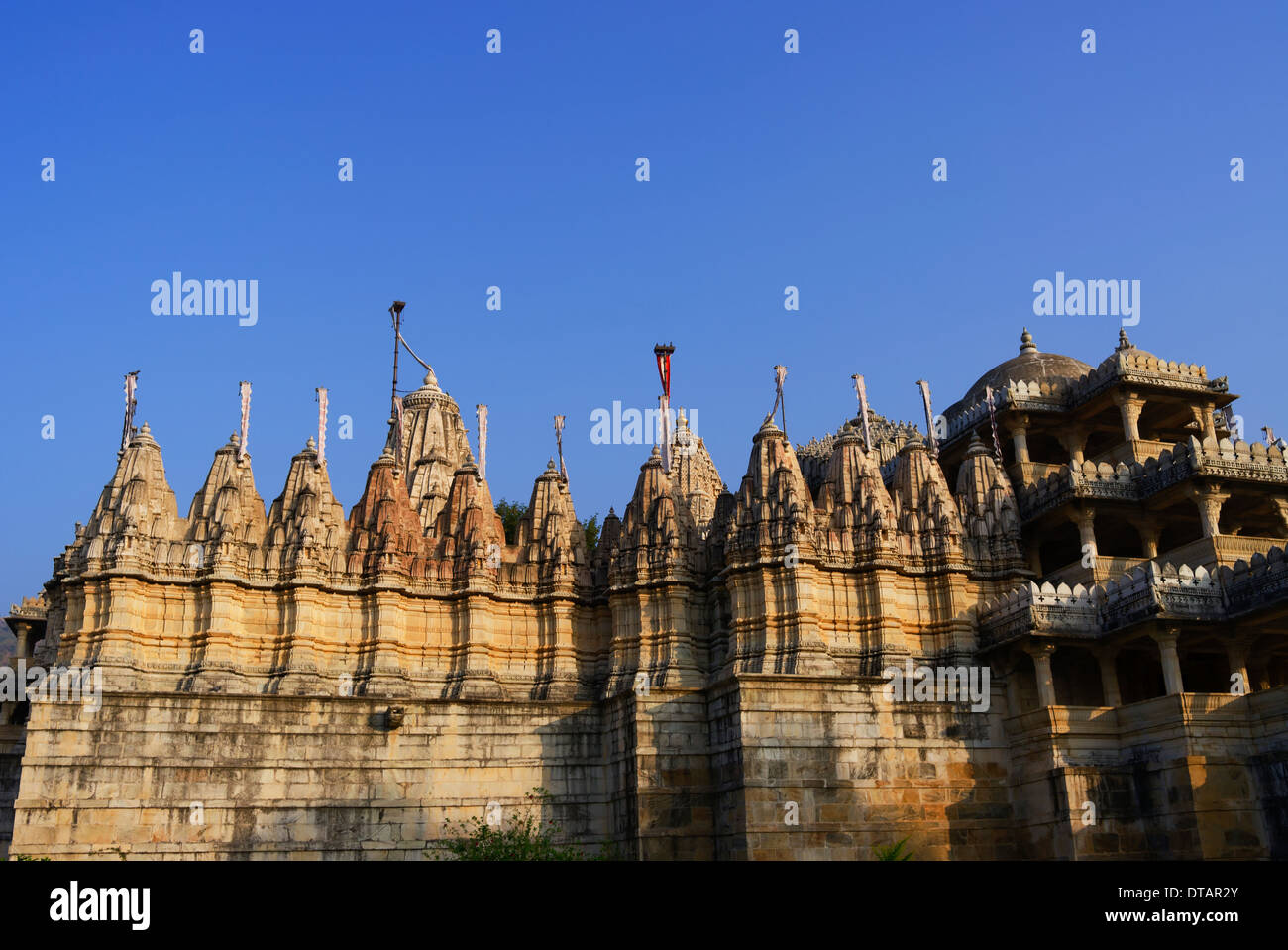 Ranakpur Tempel des Jainismus bekannt für ihre geschnitzten Säulen und historische Architektur, Rajasthan Indien. Stockfoto