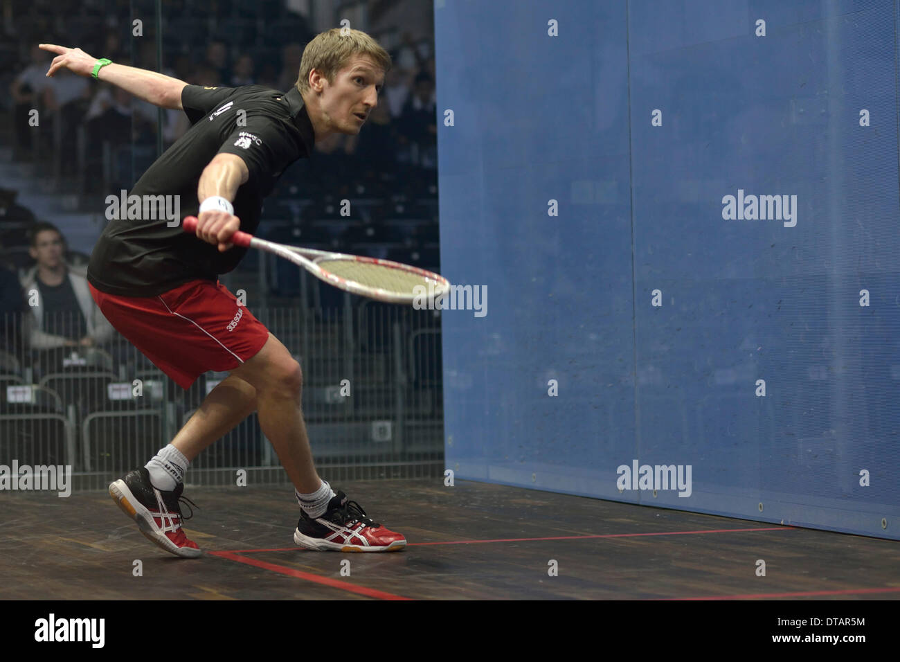 Manchester, UK. 13. Februar 2014. Chris Ryder (Hertfordshire) verliert in der zweiten Runde gegen Daryl Selby (Essex) 5-11, 11-9, 6-11, 8-11. Britische nationale Squash Meisterschaften Sportcity, Manchester, UK 13. Februar 2014 Credit: John Fryer/Alamy Live-Nachrichten Stockfoto