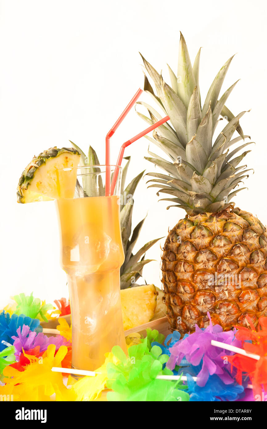 Ananas cocktail mit frischem Obst und Party Dekoration, Hintergrund weiß Stockfoto
