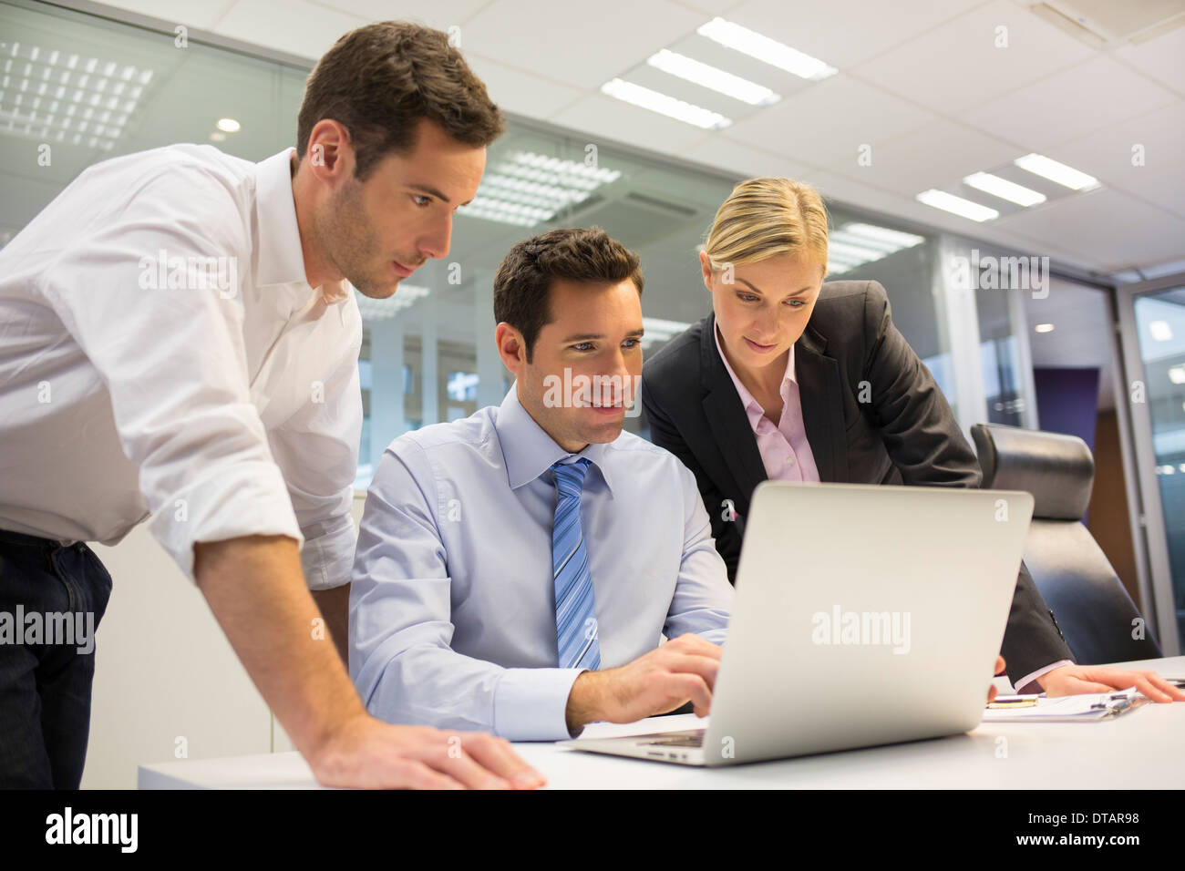 Ein Team von drei in Büro und Planungsarbeiten Stockfoto