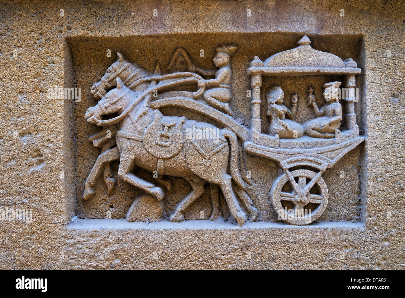 Tierische & menschlichen Figuren geschnitzt auf Wand Steinen von Lodhurva oder Lodrawa Jain Tempel Jaisalmer, Rajasthan, Indien. Stockfoto