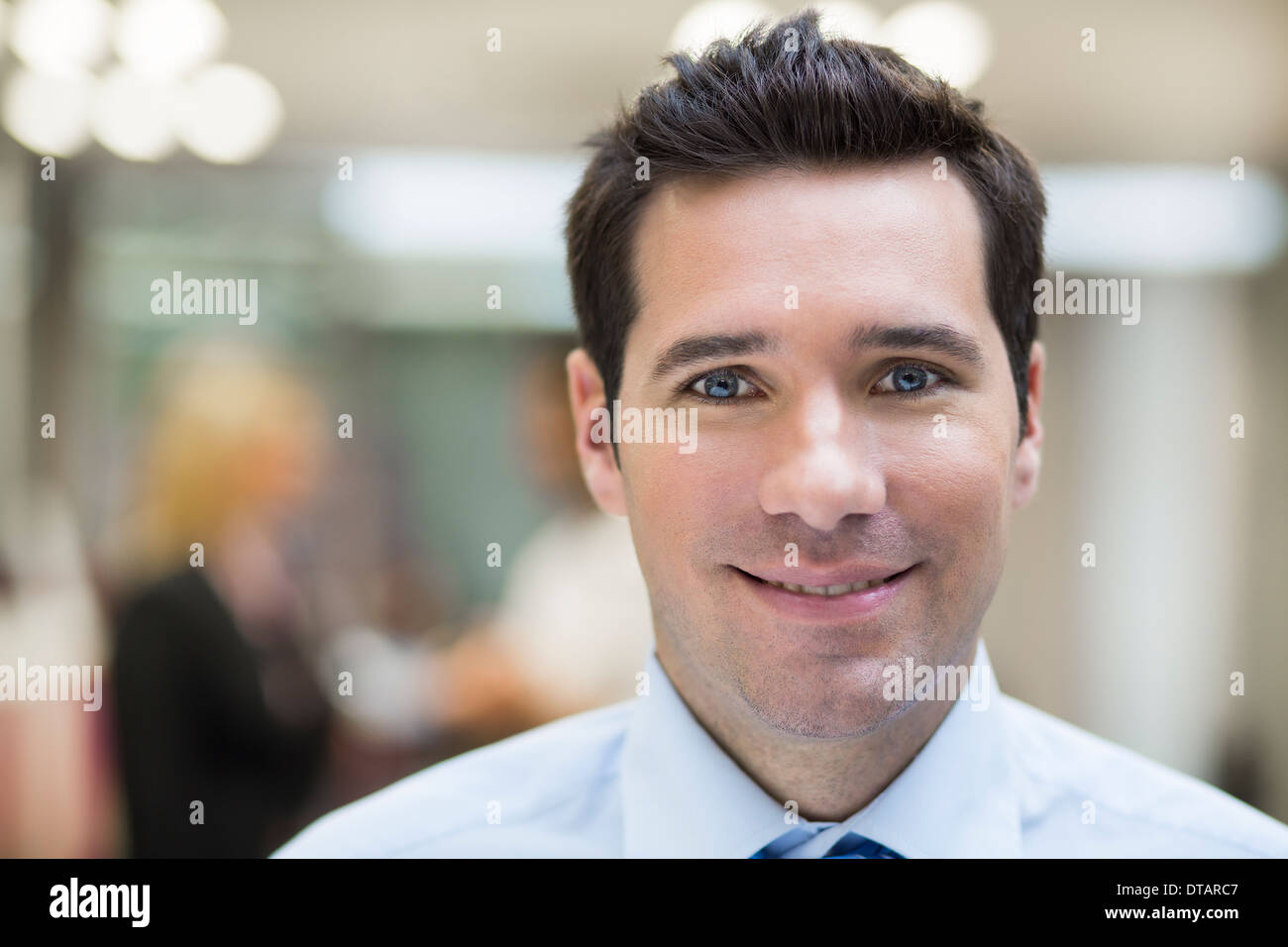 Porträt von lächelnden schönen Geschäftsmann in Büro, Kamera suchen Stockfoto