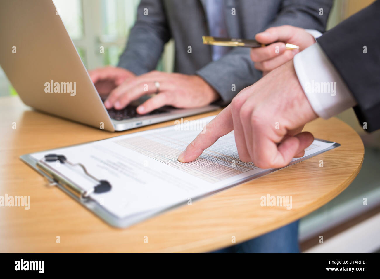 Nahaufnahme der beiden Hände Geschäftsleute arbeiten zusammen in modernen Büros mit laptop Stockfoto