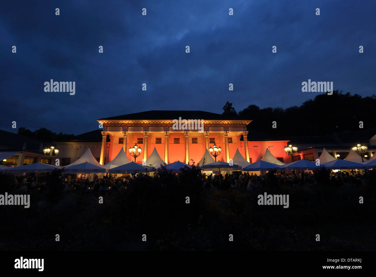 Iffezheim, Deutschland, das Kurhaus Baden-Baden in der Nacht Stockfoto
