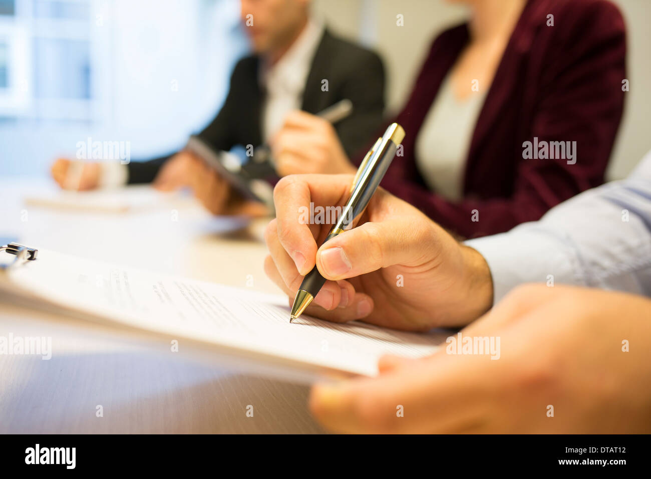 Nahaufnahme der Geschäftsmann Hände schreiben auf Papier während eines Meetings Stockfoto