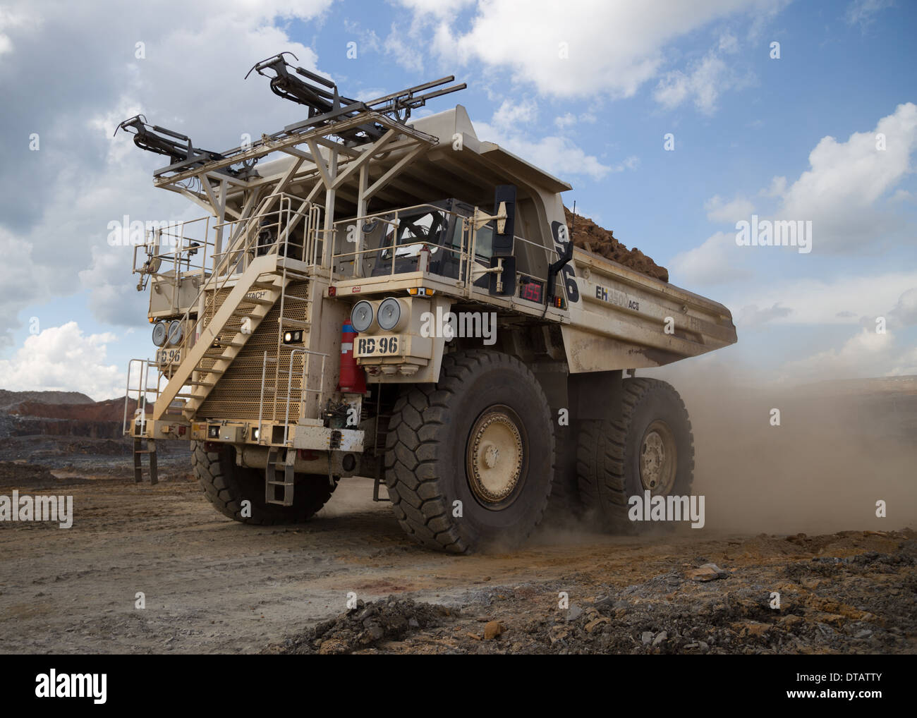 Eine Hitatchi180ton Kapazität Diesel / Elektro-Hybrid-Haul Truck bewegt Abwasser in eine groß angelegte Tagebau Kupfer mine in Afrika. Stockfoto