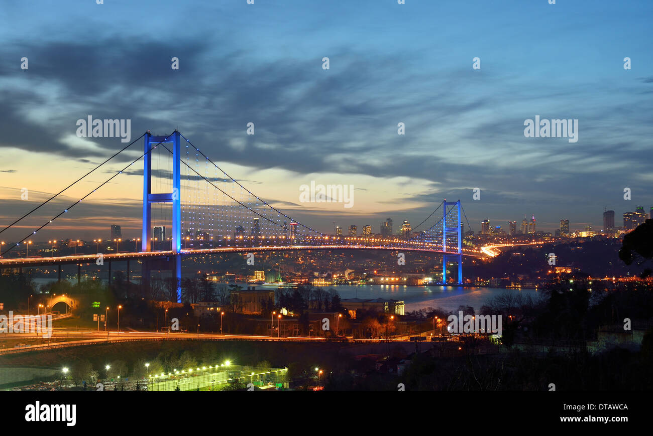 Bosporus-Brücke in der Nacht, Istanbul Türkei Stockfoto