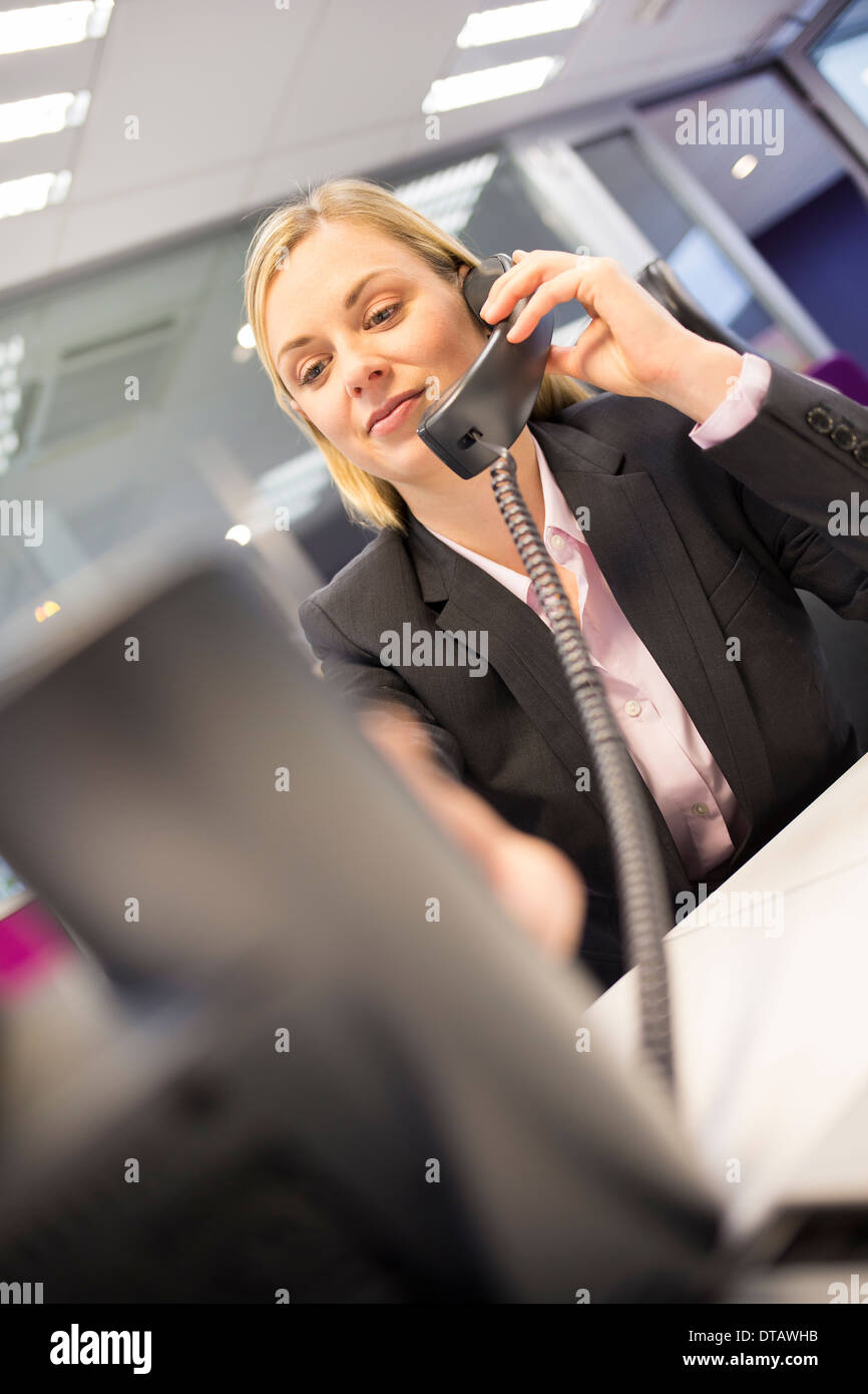 Geschäftsfrau auf Telefon in ihrem Büro Stockfoto