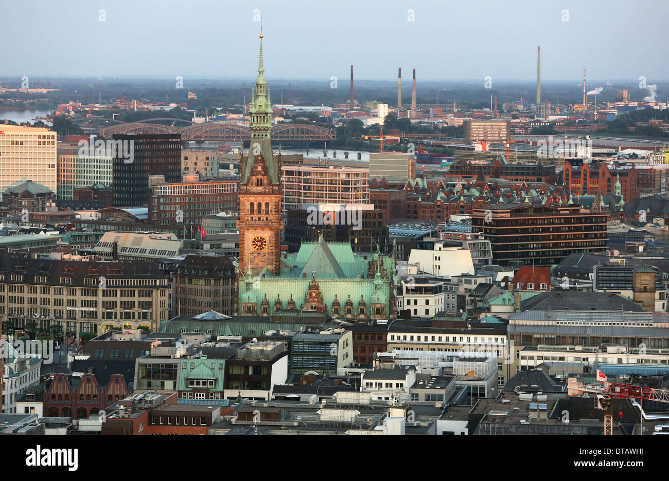 Hamburg, Deutschland, mit Blick auf das Rathaus Stockfoto