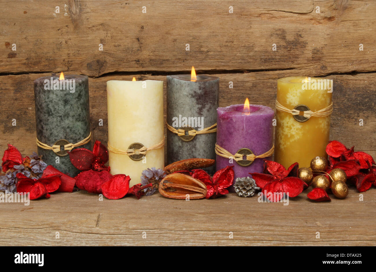 Fünf brennende Kerzen Feng Shui und Potpourri vor dem Hintergrund verwitterte vergangener Holz Stockfoto
