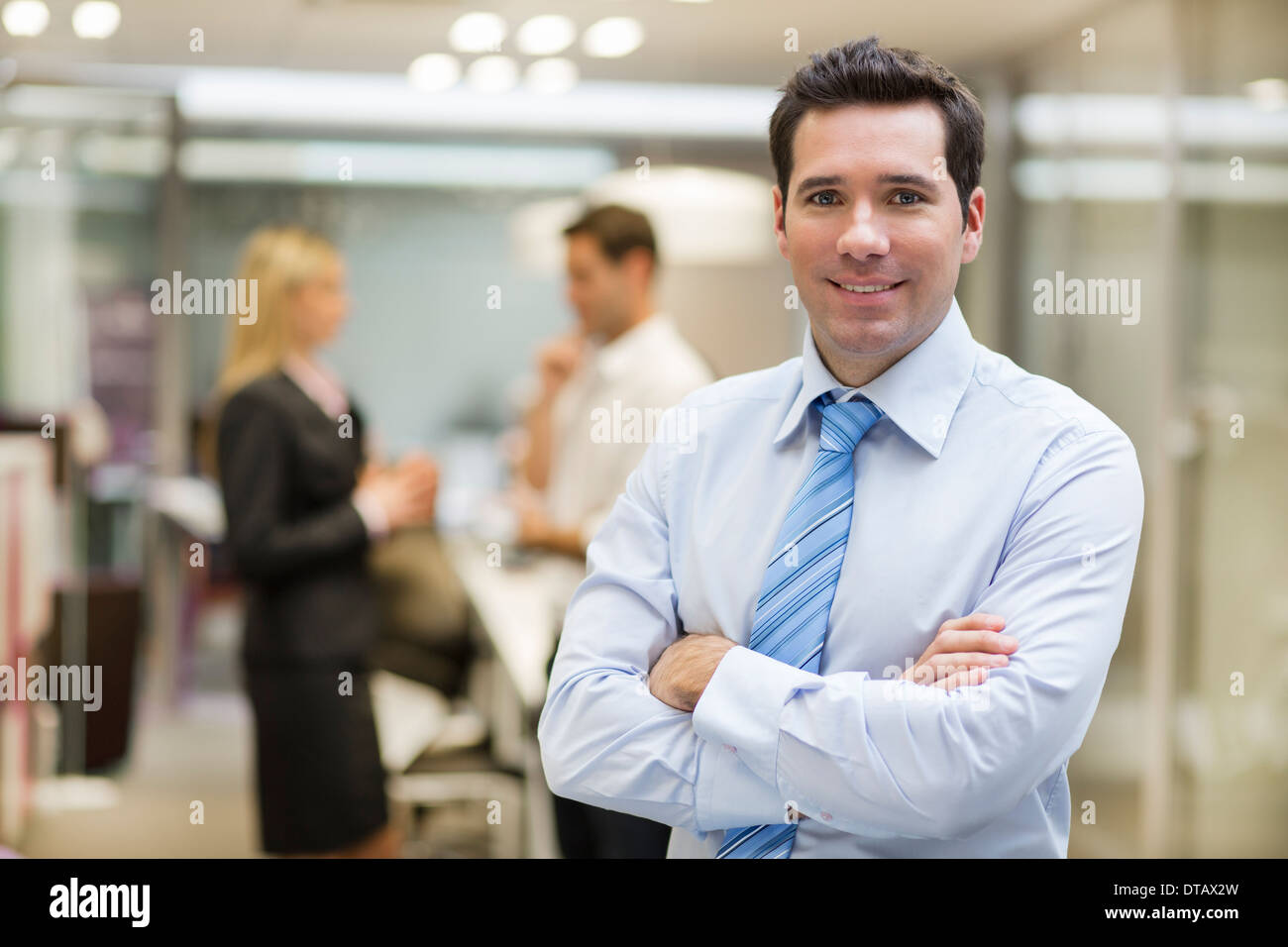 Porträt von lächelnden schönen Geschäftsmann in Büro, Kamera suchen Stockfoto