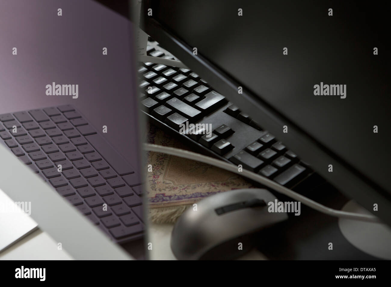 Laptop, Computer-Maus und Tastatur, close-up Stockfoto