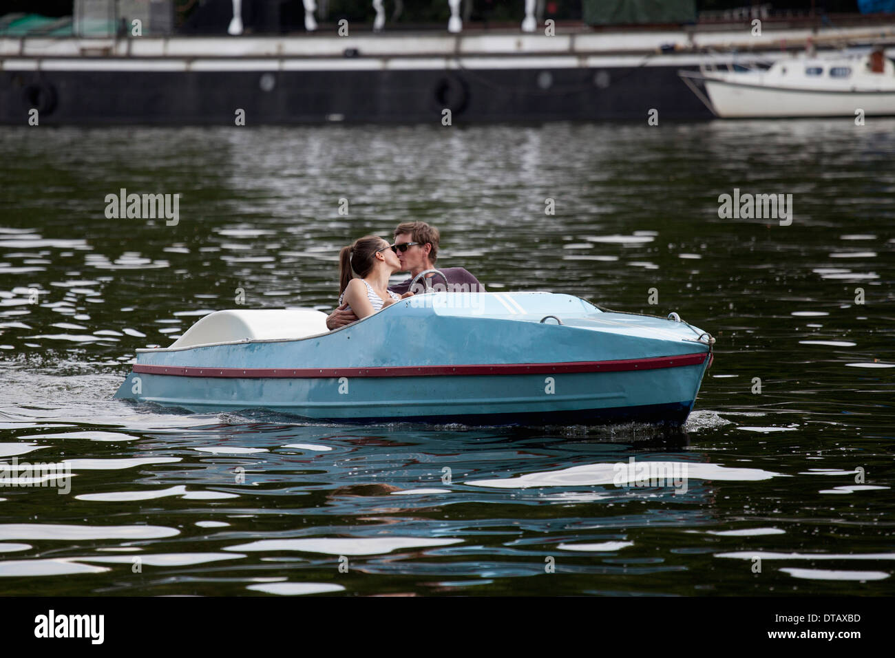 Junges Paar in Paddel Boot, küssen Stockfoto