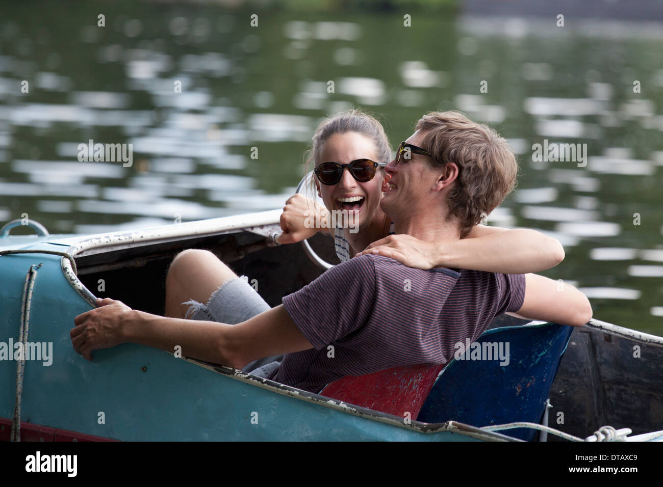 Junges Paar Reiten Paddel Boot, lachen Stockfoto