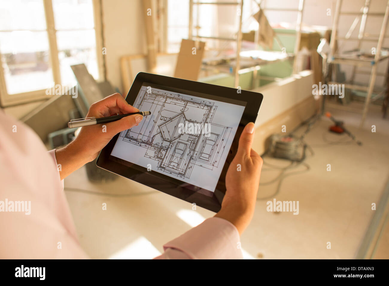 Architektin Frau zeichnen mit Stift auf elektronische Tablet in Baustelle Stockfoto