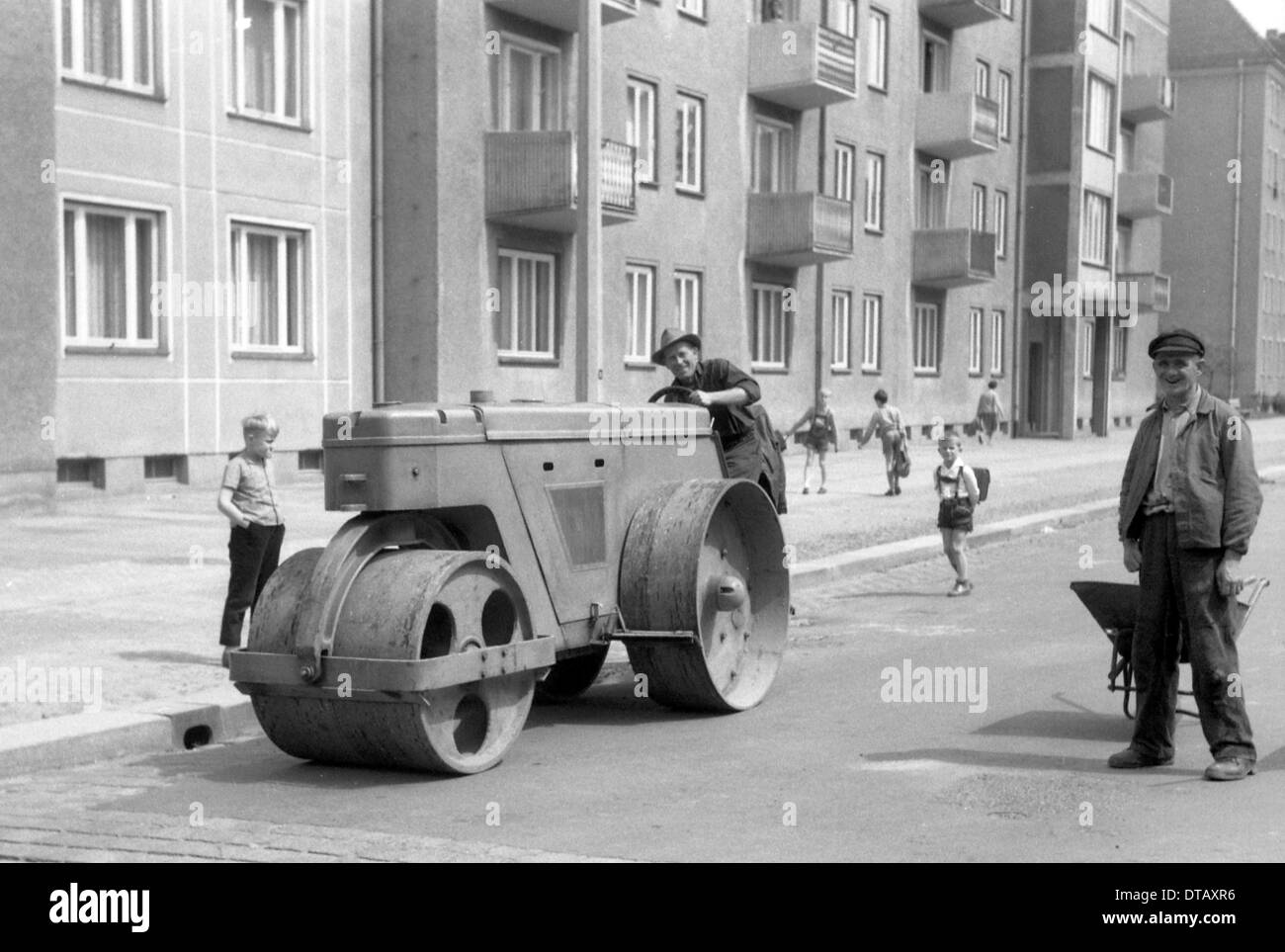 Bauarbeiter Nivellierung eine Straße mit einer Walze, Berlin, DDR Stockfoto
